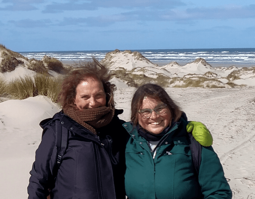 Leonie Walters en Ingrid Bouma tijdens een natuurwandeling